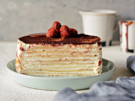 Сладка палачинкова торта от готови палачинки с  крем ванилия и какао - снимка на рецептата